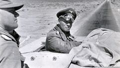 المارشال الألماني رومل خلال تفقد قواته بصحراء مصر- أرشيفية