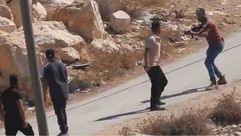 مستوطن يطلق النار على فلسطيني في الخليل- تويتر