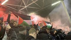 مشجعو النادي يرفعون أعلام فلسطين- إكس