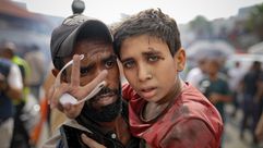 طفل مصاب يرفع علامة النصر في غزة- الأناضول