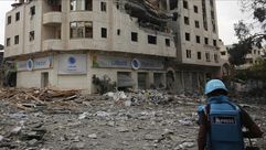 صحفي أمام شركة أتصالات مدمرة في غزة- الاناضول