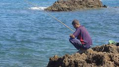 شاب جزائري يصطاد السمك