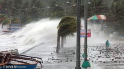 الامواج العاتية تجتاج ساحل مدينة لوغاسبي الفيليبينية مع وصول الاعصار هايان - ا ف ب