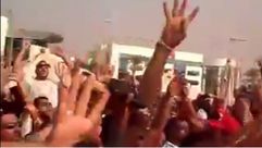 محتجون يرفعون شعار رابعة - يوتيوب