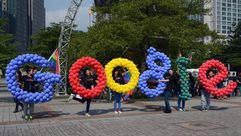 موظفو غوغل في تايوان يرفعون شعار الشركة في 26 تشرين الاول/اكتوبر 2013