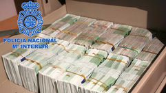 صورة بثتها وزارة الداخلية الاسبانية لصندوق يحتوي على كمية من الاموال المصادرة في 19 تشرين الثاني/نوف