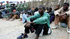 المغرب يعتقل مئات المهاجرين غير الشرعيين إلى إسبانيا - أ ف ب