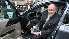 مايك اكافيتي من شركة هوندا يجلس في السيارة المراعية للبيئة الفائزة بجائزة 2014 - ا ف ب