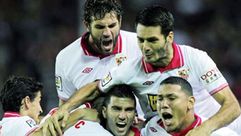فرحة لاعبو اشبيلية بالفوز على متذيل الدوري الاسباني