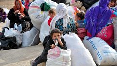 أطفال يعبرون من معبر "أكجا كالا" على الحدود التركية السورية - الأناضول