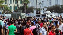 مواطنون مصريون محتجون على محاكمة الرئيس مرسي - الأناضول