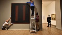 تحضيرات لمعرض لوحات للفنان الاميركي مارك روثكو في لندن في 13 ايار/مايو 2014