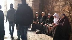 مجموعة من النسوة يجلس على أبواب البلدة القديمة بعد منعهن من دخول الأقصى- فيس بوك