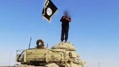 أحد عناصر تنظيم الدولة يرفع راية التنظيم فوق دبابة مصرية بسيناء- يوتيوب