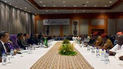 بوركينا فاسو الكولونيل ايزاك زيدا باجتماع مع ورئيس اتحاد أفريقيا محمد ولد عبد العزيز - أ ف ب