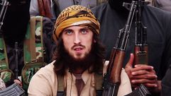المدعو أبو أسامه الفرنسي كما ظهر في شريط الدولة الإسلامية - يوتيوب