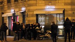 عناصر الشرطة الفرنسية امام متجر "كارتييه" في جادة شانزيليزيه في باريس تعرض للسرقة في 25 تشرين الثاني
