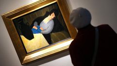 زائر يتامل لوحة روبرت بيريني في معرض فيراغ جوديت في بودابست في 27 تشرين الثاني/نوفمبر 2014