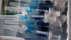 حقن تحتوي على لقاحات ضد الانفلونزا في عيادة في كاليفورنيا