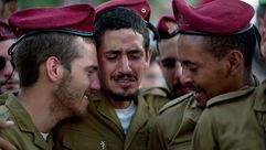 جنود إسرائيليون يبكون زميلا لهم قتل في العدوان على غزة - أرشيفية