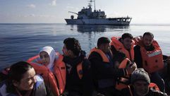 لاجئون سوريون في عرض البحر خلال تهريبهم لأوروبا - أرشيفية