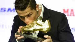 رونالدو يقبل جائزة الحذاء الذهبي لافضل هداف في اوروبا لموسم 2013-2014 في مدريد