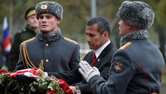 رئيس اوكرانيا تشييع قتلى جنود ا ف ب