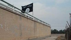 علم داعش على مبنى حكومي إيراني