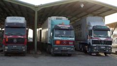 شاحنات أردنية تحمل بضائع