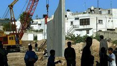 بناء جدار حول مخيم عين الحلوة للاجئين الفلسطينيين جنوب لبنان