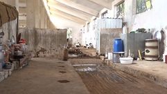 حظائر حظير أبقار تصبح مخميا  للنازحين في درعا سوريا - عربي21
