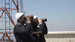 درزيان في إسرائيل يراقبان بالمناظير القتال على الحدود السورية- أ ف ب