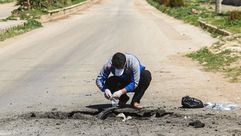 سوري يجمع عينات من موقع هجوم الأسلحة الكيميائية على خان شيخون - أ ف ب