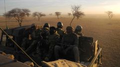 جنود من مالي في دورية على الحدود مع النيجر - أ ف ب