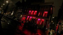 تدرس سلطات مدينة أمستردام إمكانية السماح للمومسات المرخّص لهن بالعمل في "الحيّ الأحمر" أن يمارسن الد