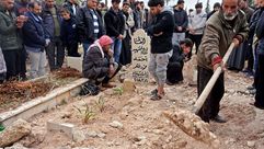 مشيعون لجنازة الناشط السوري رائد فارس - جيتي