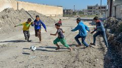 أطفال في الشمال السوري داخل مناطق نبع السلام يلعبون الكرة - وزارة الدفاع التركية على "تويتر"