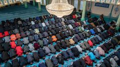 مسلمون يصلون في مسجد السليمانية في لندن مسلمو بريطانيا  - جيتي
