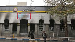 حرق بنك ايراني في الاحتجاجات الاخيرة- جيتي