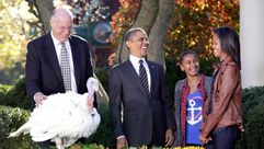أوباما خلال احتفاله بعيد الشكر إبان رئاسته للولايات المتحدة