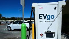 سيارة كهربائية متوقفة للشحن في موقف سيارات تابع لشبكة "وولمرت" في دوارتي بولاية كاليفورنيا الأميركية