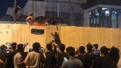 قنصيلة ايران في كربلاء متظاهرون يحاولون رفع العلم العراقي عليها تويتر