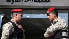 عسكريان أردنيان على بوابة محكمة أمن الدولة العسكرية- جيتي