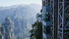 سياح يستقلون مصعد "بايلونغ" في تشانغجياجي بولاية هونان الصينية في 13 تشرين الثاني/نوفمبر 2020