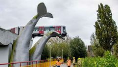 مقصورة قطار أنقذها مجسم ضخم لذيل حوت إثر خروجها عن المسار في محطة سبيكينسيه للمترو في هولندا في الثا