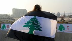سيدة في موقع انفجار مرفأ بيروت، في العاصمة اللبنانية في 04 ايلول/سبتمبر 2020