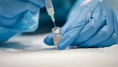 ممرضة تعدّ جرعة من أحد اللقاحات المضادة لفيروس كورونا في مونتريال في 24 تشرين الثاني/نوفبر 2021