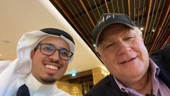 فيل روزين مع أحد السعوديين خلال زيارته للرياض- يديعوت أحرونوت