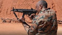 عبد الفتاح البرهان خلال الرماية بقاعدة سودانية- حساب القوات المسلحة عبر فيسبوك