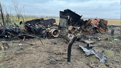 دبابة روسية مدمرة جنوب أوكرانيا- تويتر